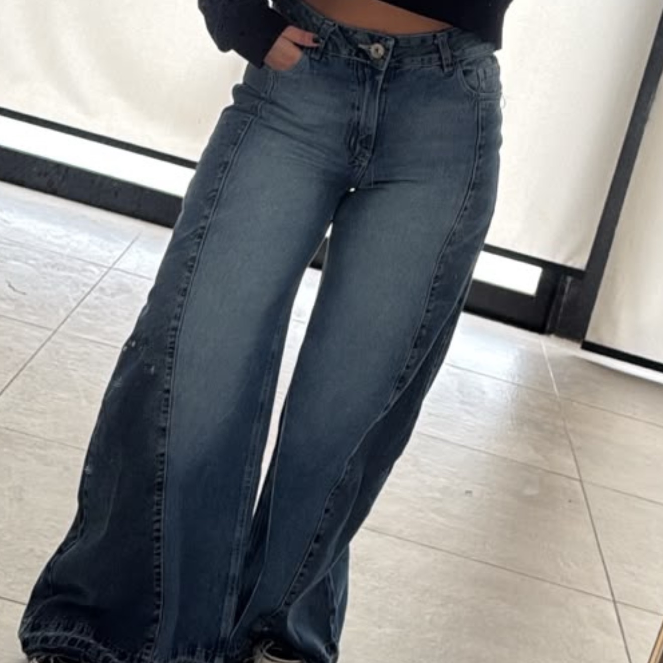 Jeans súper wide con diseño moderno